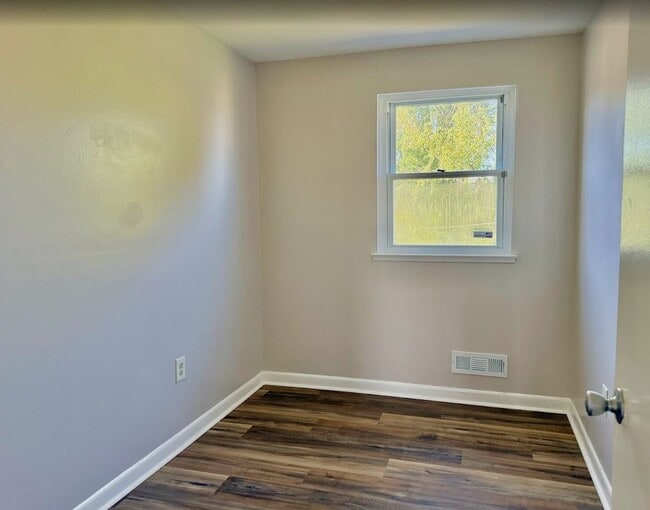 Building Photo - 4740 Vancouver Rd