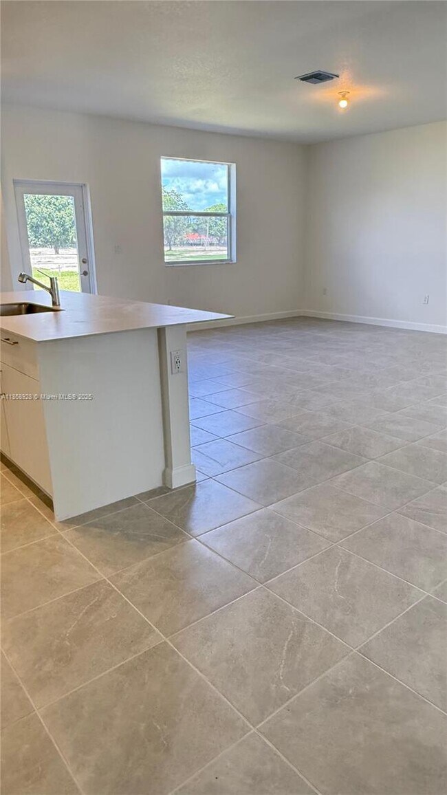 Building Photo - 2984 SE 23rd Ave