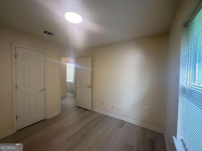 Building Photo - 839 Tramore Dr