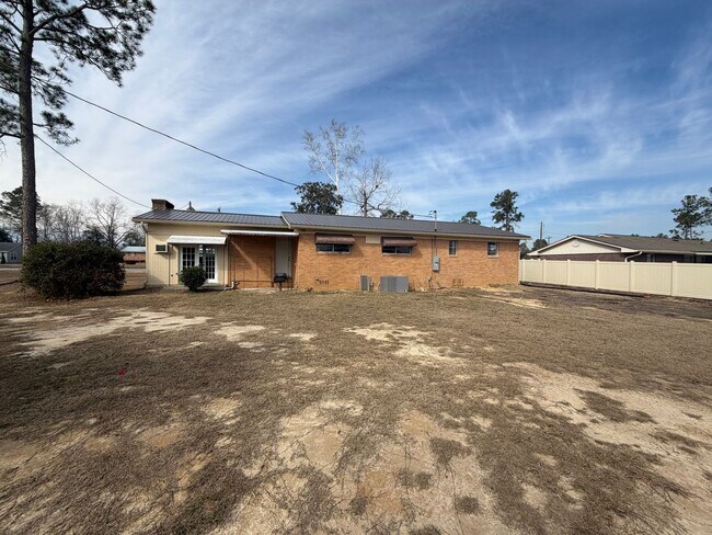 Building Photo - 3 Bed 1.5 Bath Brick House