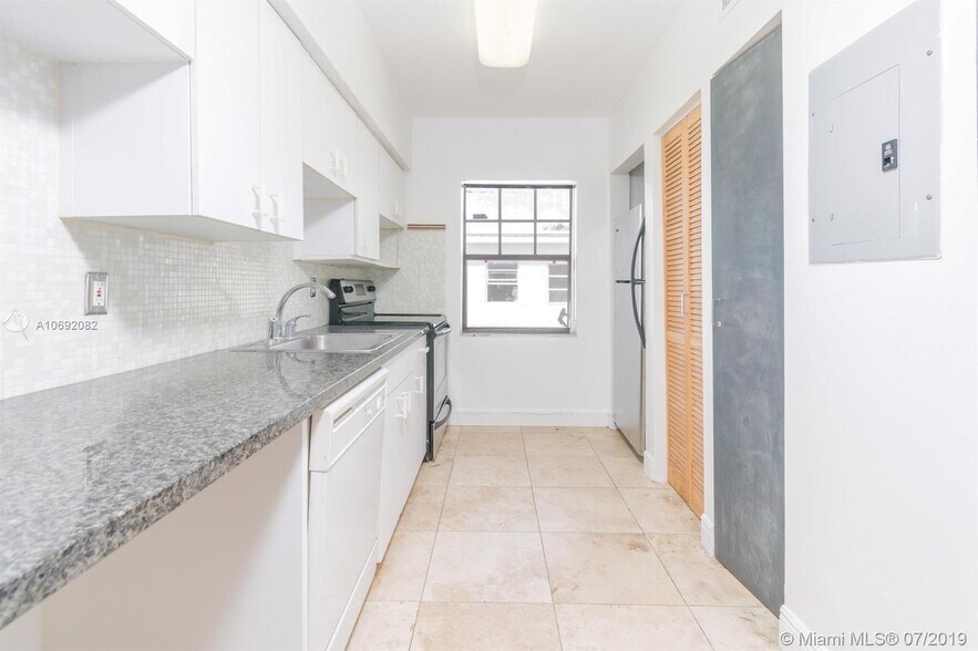 Building Photo - 915 8th St