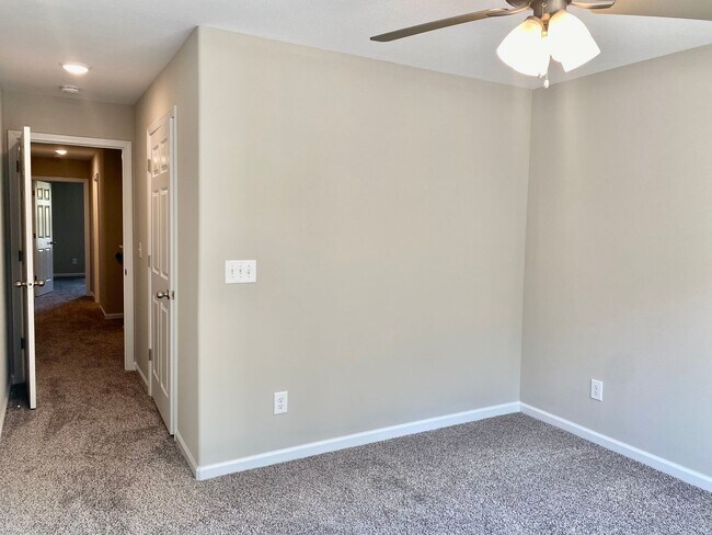 Building Photo - 943 Center Rd