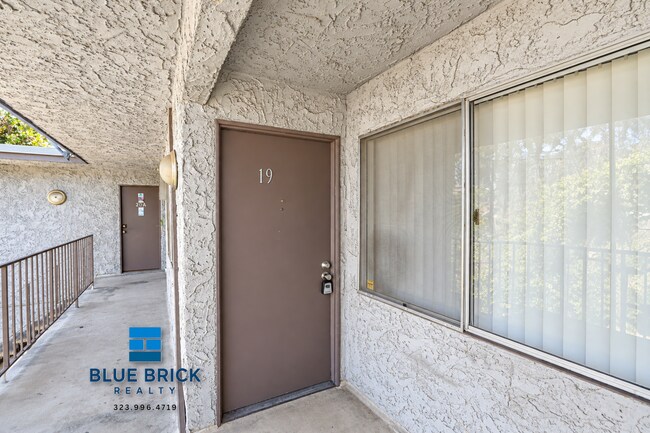 Building Photo - 14235 Vanowen St