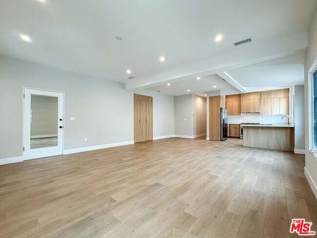 Building Photo - 150 N Arnaz Dr