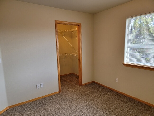 Building Photo - 1085 Golden Pheasant Dr