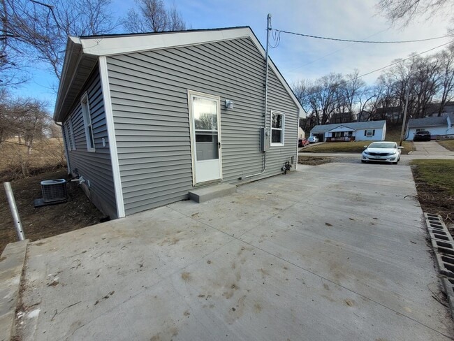 Building Photo - Renovated (in 2024!) two bedroom home, har...