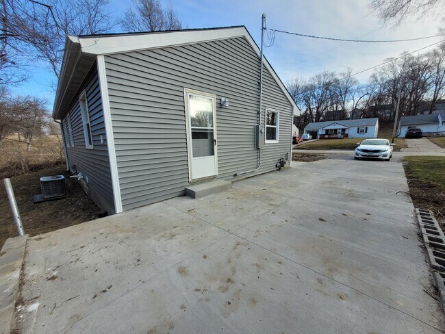 Building Photo - Renovated (in 2024!) two bedroom home, hard surfaces throughout!