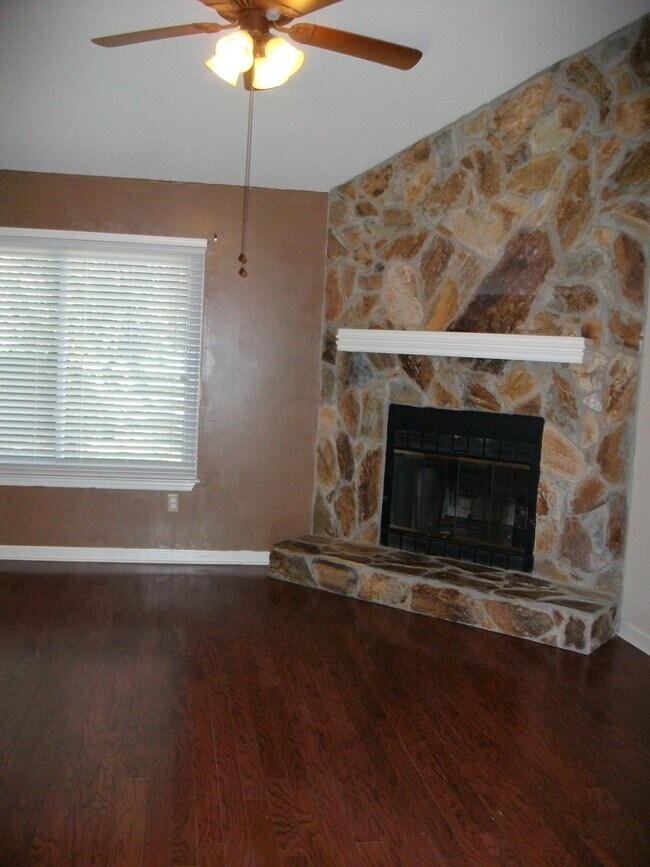 Building Photo - AVAILABLE EARLY MARCH 2026! (One Pet Maximum)