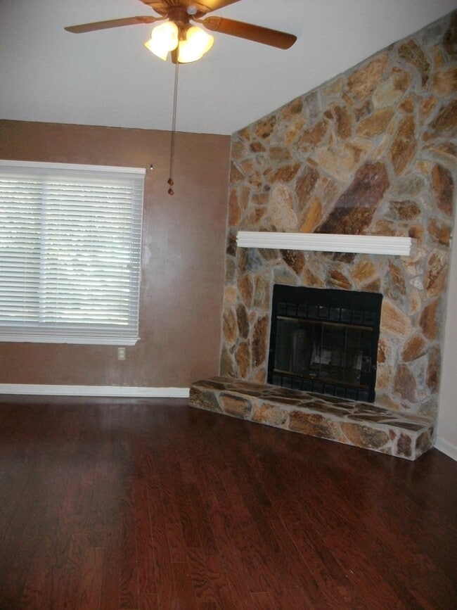 Building Photo - COMING MARCH 2026! (Pet Friendly)