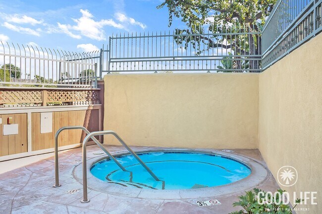 Building Photo - Perfect 1B/1BA w/ Balcony, Reserved Parkin...