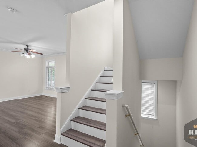 Building Photo - 3 Story Townhome, New Wood Floors, Great W...