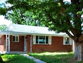 Building Photo - 2 Bedroom 2 Bathroom House AVAILABLE Jan 1...