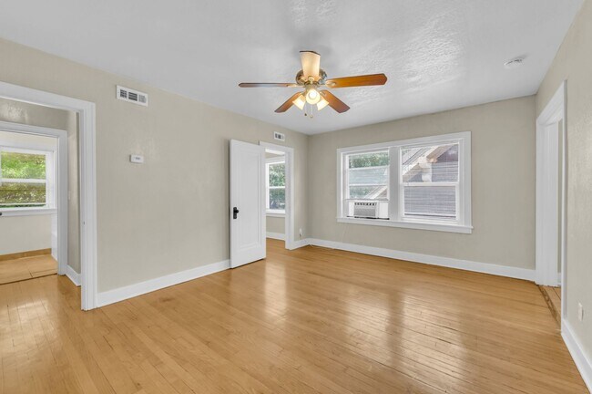 Interior Photo - 902 E 39th ST