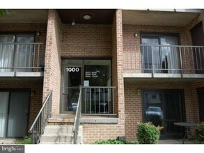 Building Photo - 1015 Valley Dr