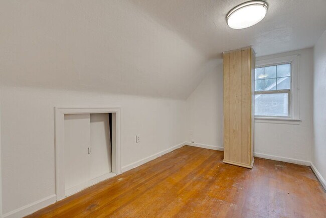 Building Photo - 1137 SE Uglow Ave