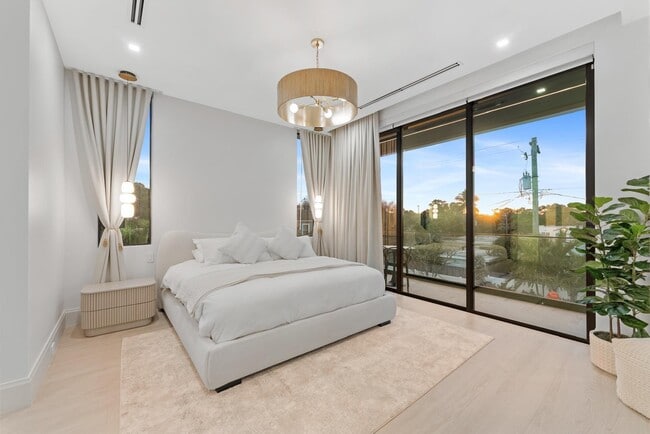 Building Photo - 220 S Swinton Ave