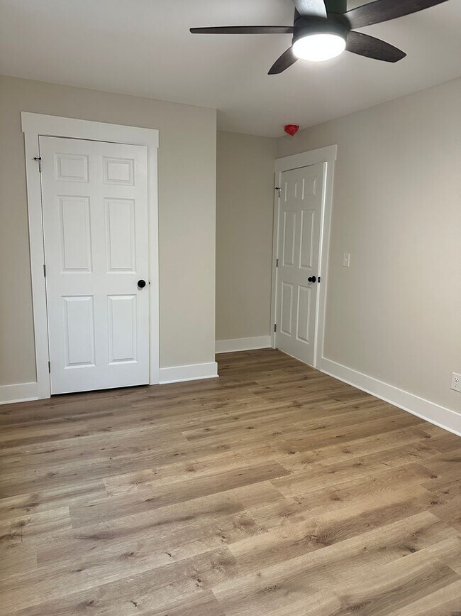 Building Photo - 102 W 15th Ave