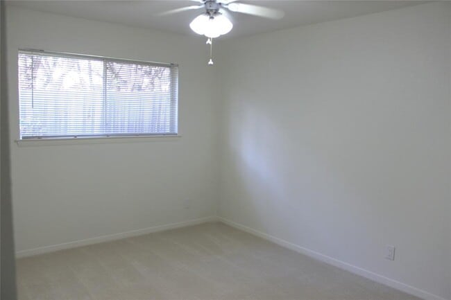 Building Photo - 215 Stowaway Cove