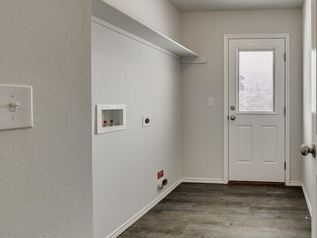 Building Photo - *NOW PRELEASING* Three Bedroom | Two Bath Duplex in Redstone Ranch with Full service Lawncare