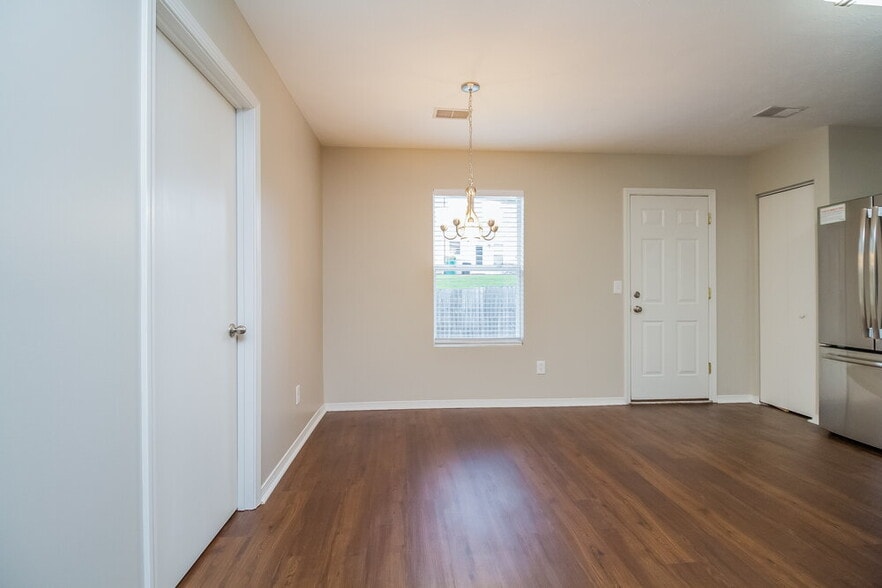 Building Photo - 2776 Sutherland Dr