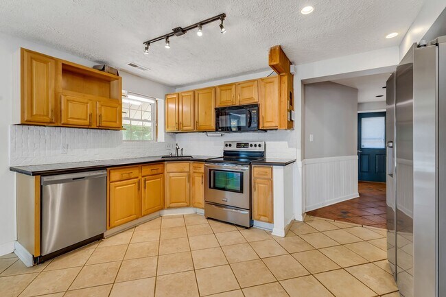 Building Photo - Available now! 3 BR/3BA Madson riverfront ...