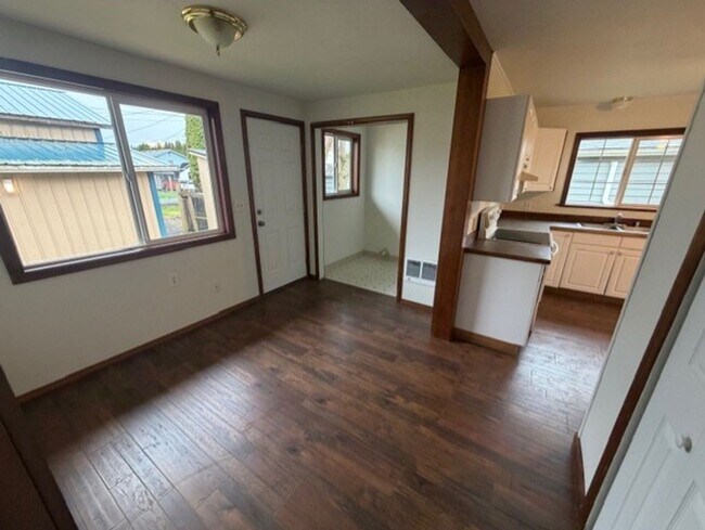 Building Photo - Charming home in Edison District