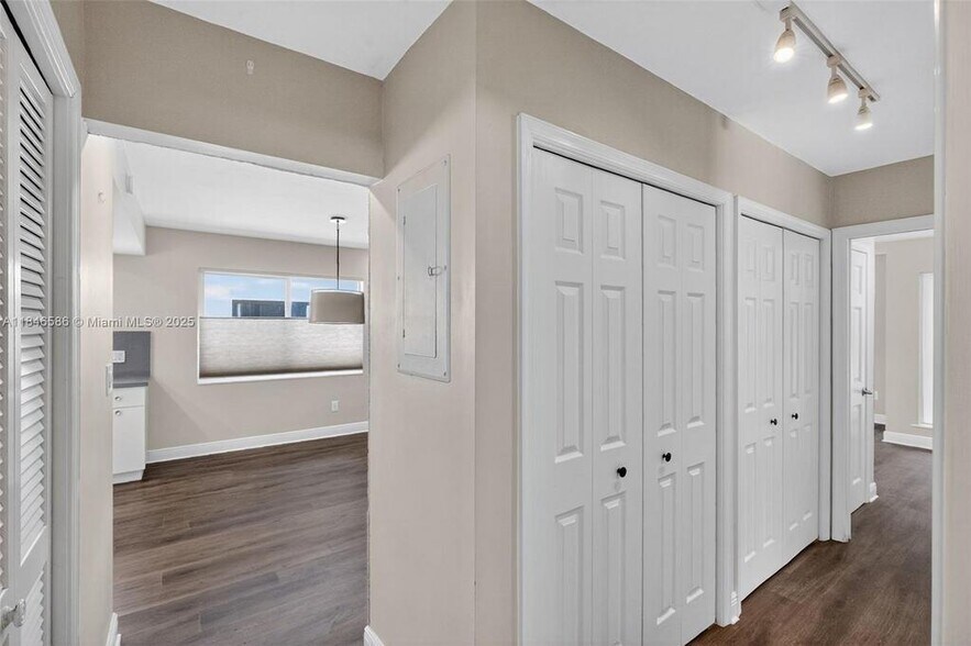 Building Photo - 539 Menendez Ave