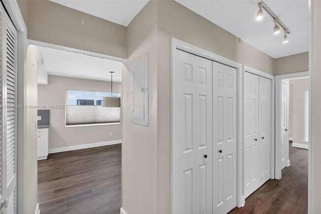 Building Photo - 539 Menendez Ave