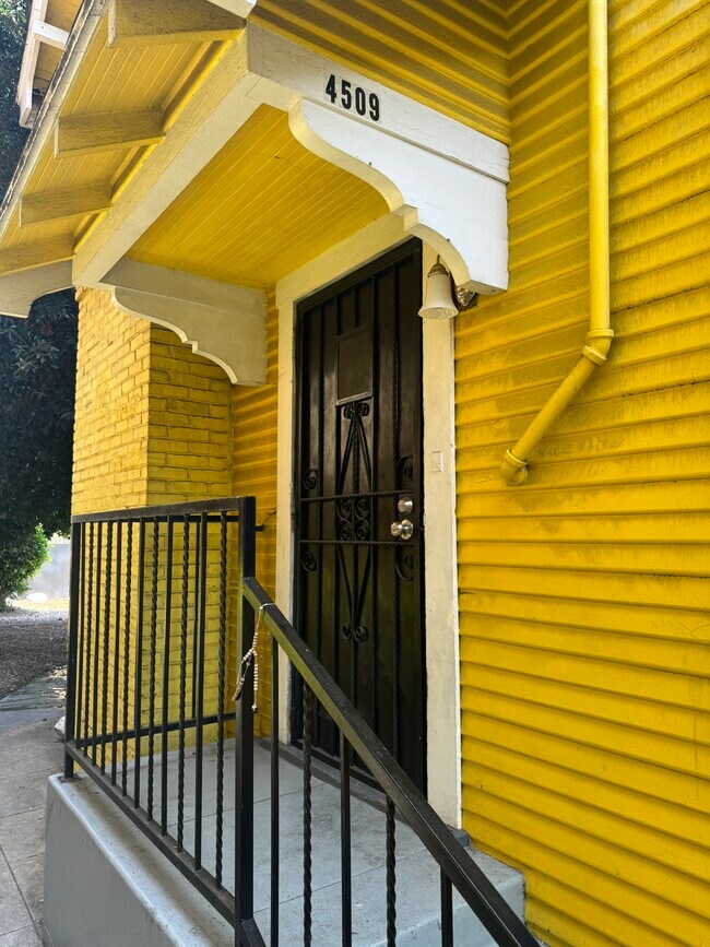Main Entry - 4509 S Figueroa St