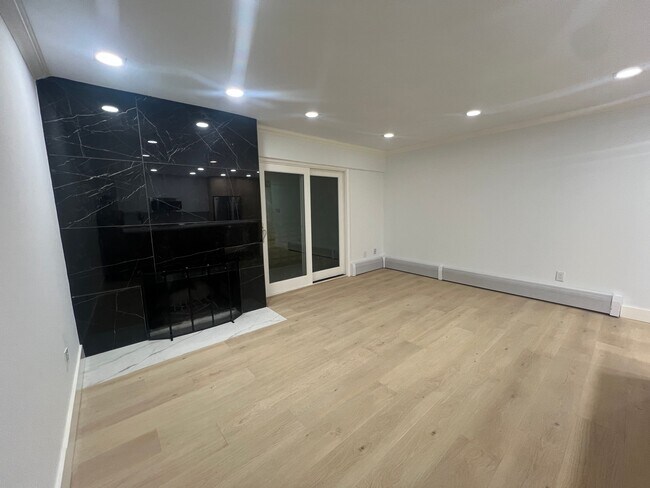 Building Photo - 910 W Hallam St