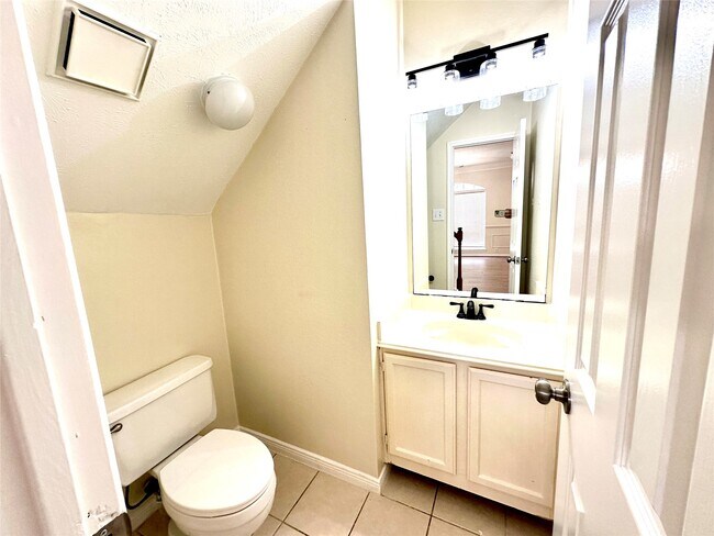 Building Photo - 3302 Richland Dr