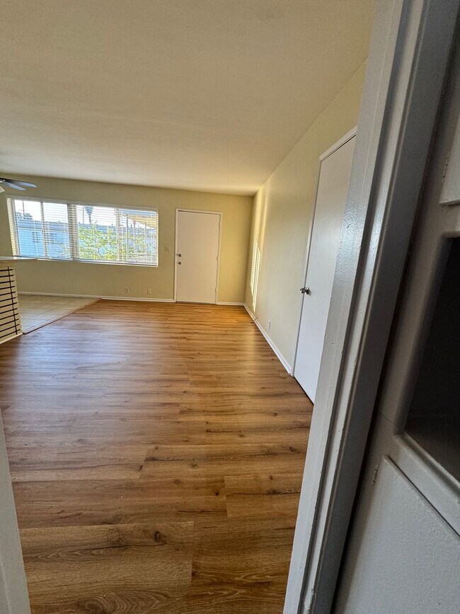 Building Photo - 1 BDRM, 1 BA WITH PARKING SPACE!