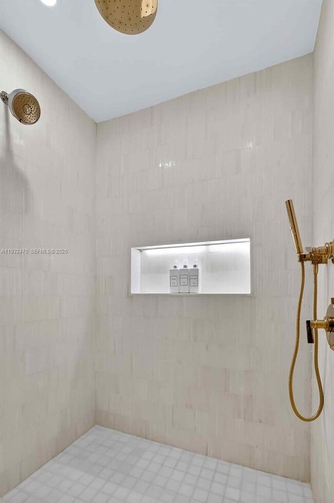 Building Photo - 700 NE 24th St