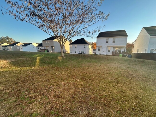 Building Photo - Newer 3BD/2.5 BA home w/ garage in quiet s...