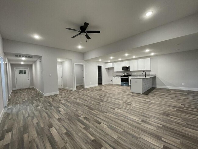Building Photo - 135 Sky Dr
