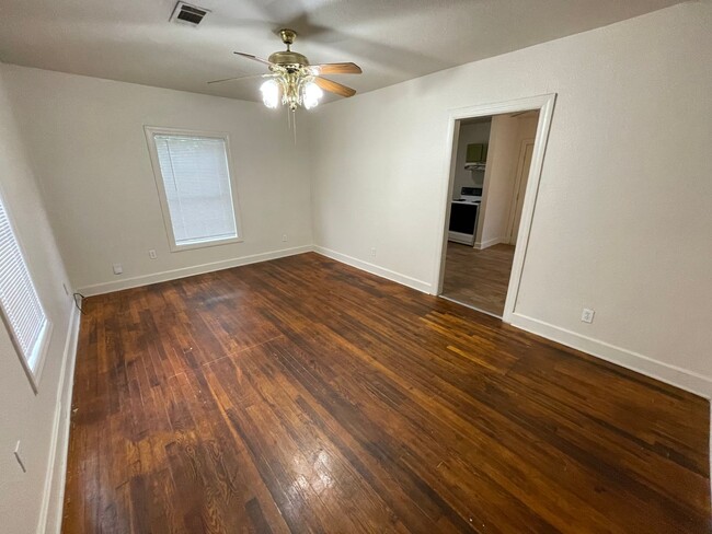 Building Photo - Cute two bedroom one bath (850 sf) home wi...