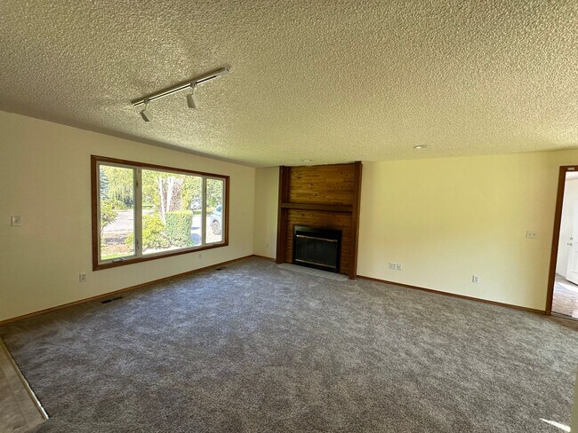 Building Photo - Welcome to this charming 3 bedroom, 2 bathroom home + Office + Large Shed + Mt Si View!