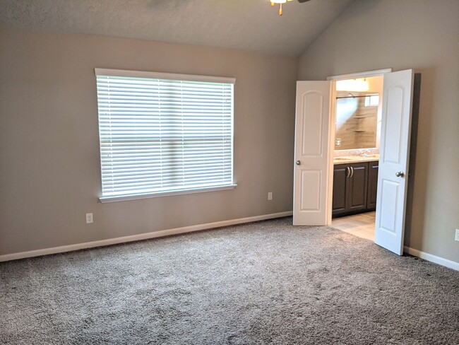 Building Photo - Available for August 2025 Move-in! Wonderf...