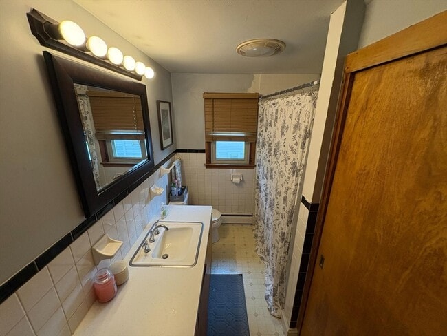 Building Photo - 231 River Dr
