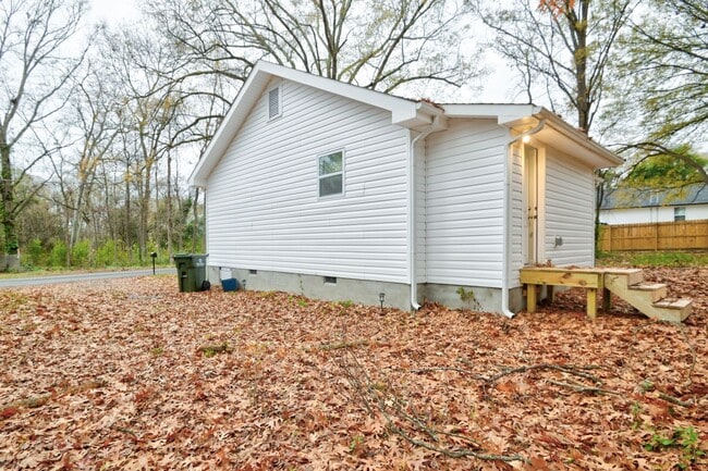 Building Photo - COMING SOON! Modern Living Awaits in This Fully Renovated 2BR Home in Rock Hill!