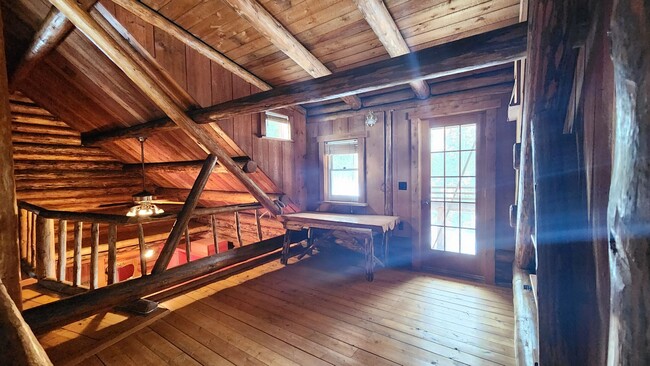 Building Photo - Beautiful Log Cabin in Condon