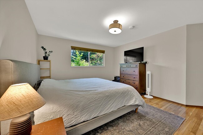 Building Photo - 7/1 Kent East Hill 4 bedroom rambler with ...