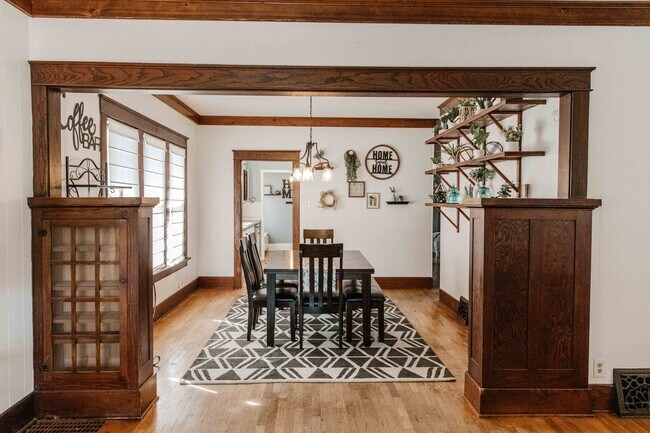 Building Photo - Charming 3 Bedroom Home with Hardwood Floo...