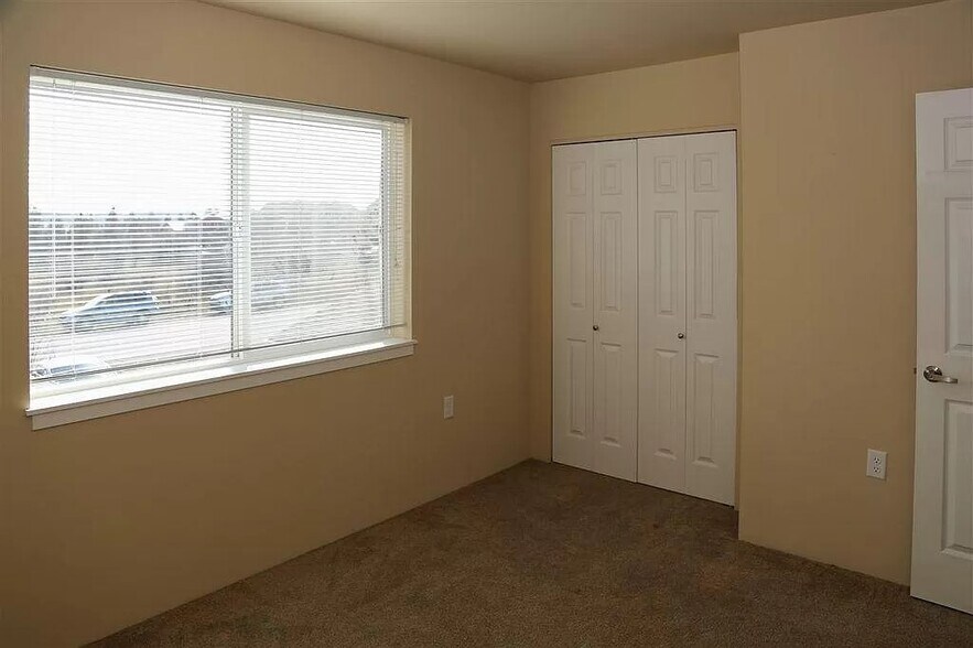 upstiars bedroom - 5119 E Buckeye Ave