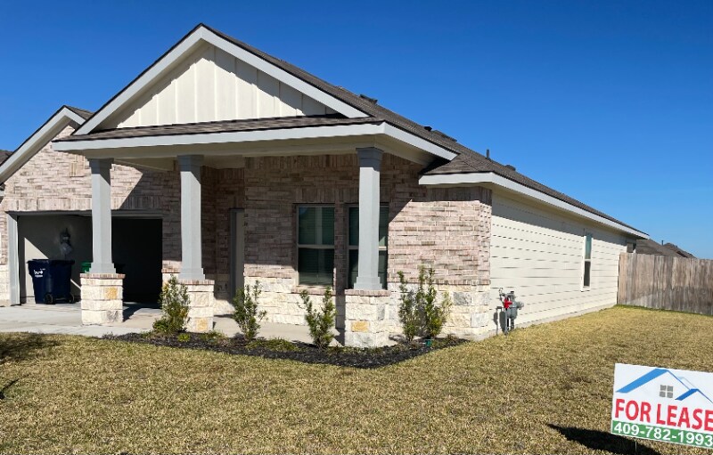 Building Photo - 1700 Robinson Dr