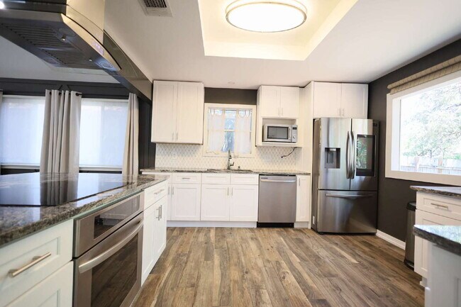 Building Photo - Updated 3 Bed / 2 Bath One-Story Home in S...