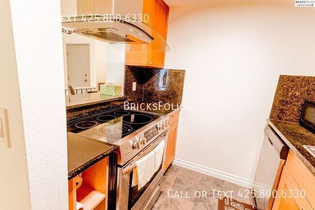 Building Photo - Prime Bellevue Condo, conveniently located...