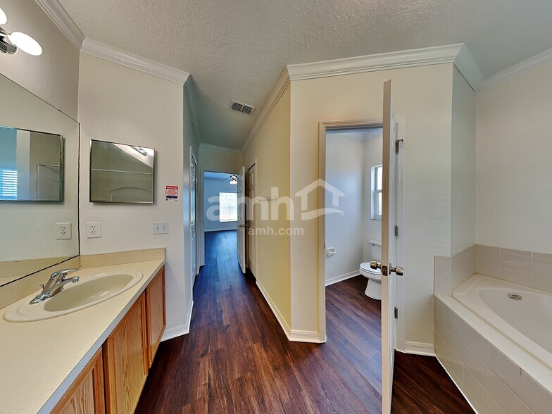 Building Photo - 306 Chiquita Ct