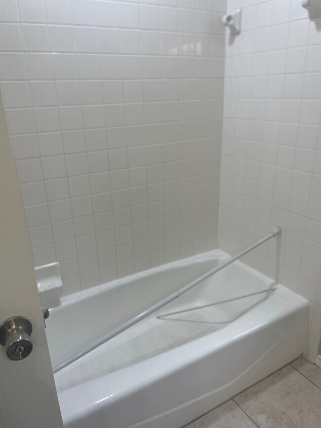 Guest Bath tub - 3917 Orchid Ave