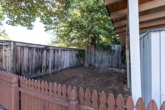 Building Photo - 300 IOLI Ranch Cir